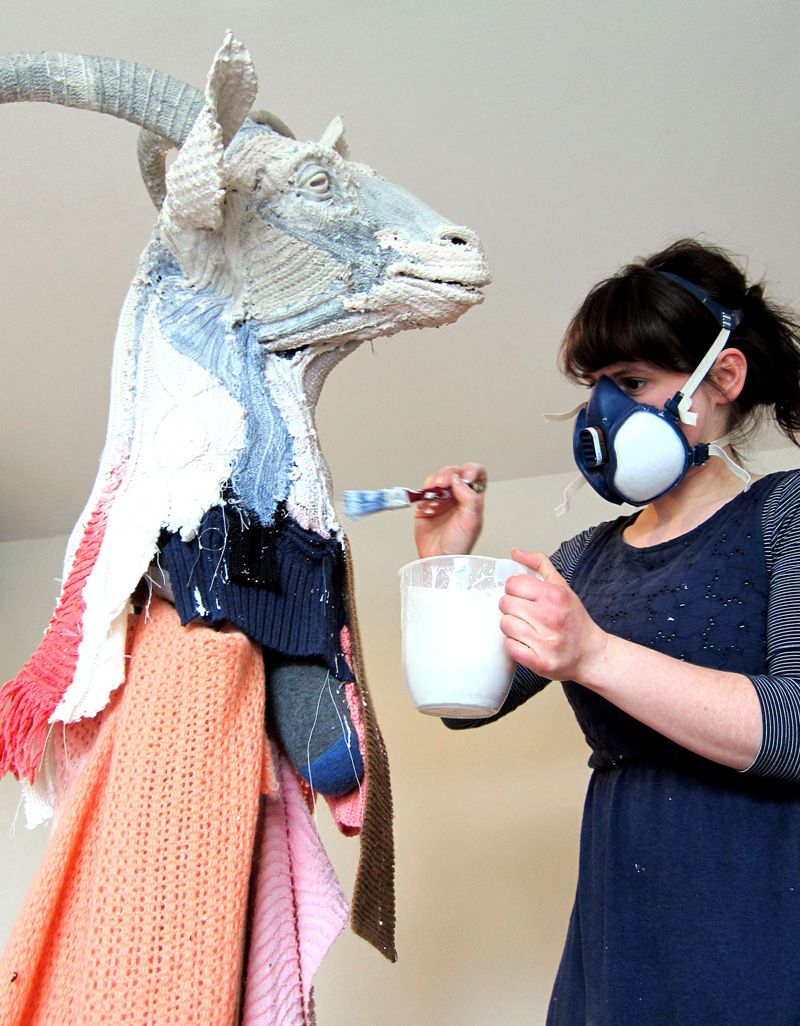 布とジェスモナイトを使用した山羊の頭、制作風景