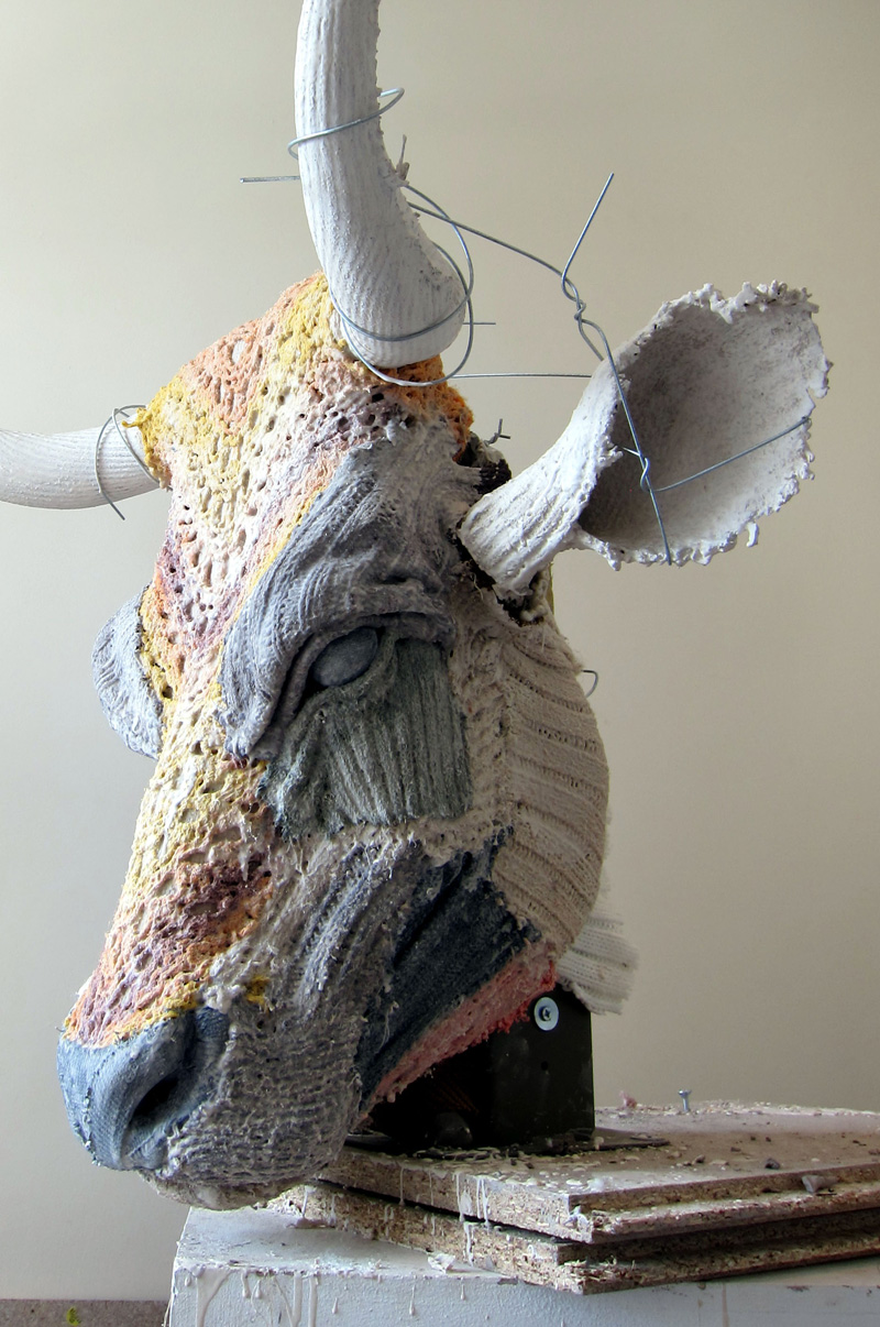 布とジェスモナイトを使用した山羊の頭、制作風景